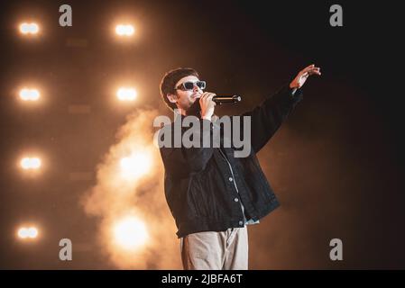 Torino, Italia. 05th giugno 2022. Flavio Bruno Pardini, professionalmente noto come Gazzelle, suona con la sua band in uno spettacolo esaurito alla pala Alpitour di Torino. (Foto di Alessandro Bosio/Pacific Press) Credit: Pacific Press Media Production Corp./Alamy Live News Foto Stock