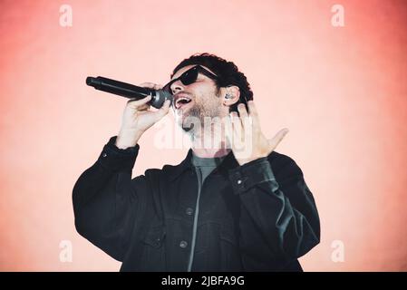 Torino, Italia. 05th giugno 2022. Flavio Bruno Pardini, professionalmente noto come Gazzelle, suona con la sua band in uno spettacolo esaurito alla pala Alpitour di Torino. (Foto di Alessandro Bosio/Pacific Press) Credit: Pacific Press Media Production Corp./Alamy Live News Foto Stock