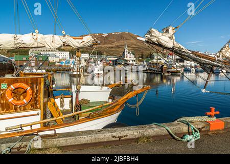 Nel porto di Húsavík sono ormeggiate numerose barche a vela storiche in legno Foto Stock