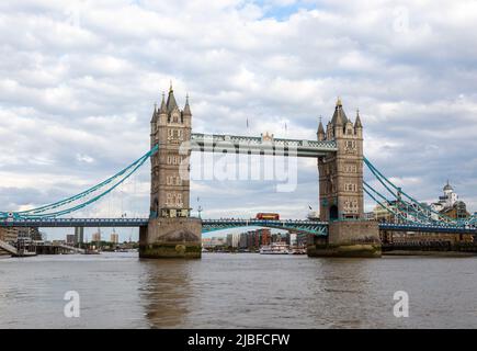 Autobus a due piani rosso che attraversa Tower Bridge, River Thames, Londra, Inghilterra, Regno Unito Foto Stock