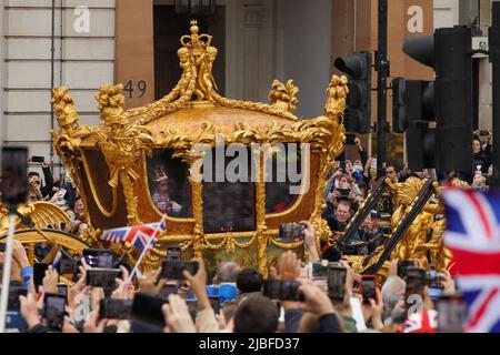 Londra, Regno Unito. 5th giugno 2022. La foto scattata il 5 giugno 2022 mostra la folla che guarda il Platinum Pageant, segnando la fine delle celebrazioni per il Giubileo del platino della Regina Elisabetta II della Gran Bretagna a Londra, in Gran Bretagna. Credit: Tim Ireland/Xinhua/Alamy Live News Foto Stock