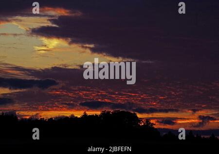 Tramonto sul Taunus medio montagna. Foto Stock