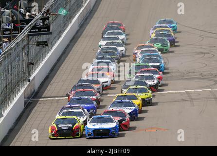 Madison, Stati Uniti. 05th giugno 2022. 36 piloti NASCAR attraversare la linea di partenza come la serie godere Illinois 300 NASCAR Cup inizia al World Wide Technology Raceway a Madison, il Domenica, 5 giugno 2022. Foto di Bill Greenblatt/UPI Credit: UPI/Alamy Live News Foto Stock