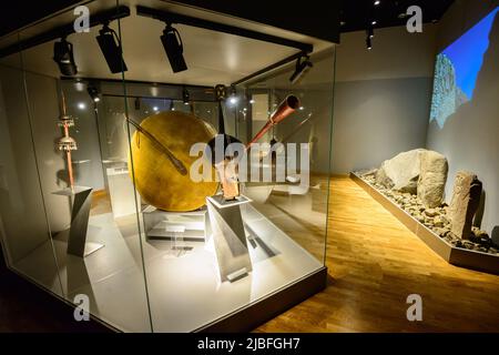 Museo degli strumenti nazionali kazaki/Almaty, Kazakhstan - 10 aprile 2014; mostra diversi tipi di strumenti musicali popolari kazaki Foto Stock