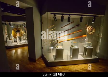 Museo degli strumenti nazionali kazaki/Almaty, Kazakhstan - 10 aprile 2014; mostra diversi tipi di strumenti musicali popolari kazaki Foto Stock