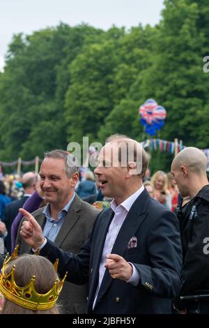 Windsor, Berkshire, Regno Unito. 5th giugno 2022. Migliaia di persone sono venute oggi alla Long Walk di Windsor per partecipare al Big Lunch di Windsor per il Platinum Jubilee. I tavoli fiancheggiavano il lungo cammino e il principe Edoardo, conte di Wessex e Sophie, la contessa di Wessex venne a incontrare i goers del partito. Credit: Maureen McLean/Alamy Live News Foto Stock