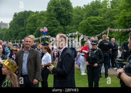 Windsor, Berkshire, Regno Unito. 5th giugno 2022. Migliaia di persone sono venute oggi alla Long Walk di Windsor per partecipare al Big Lunch di Windsor per il Platinum Jubilee. I tavoli fiancheggiavano il lungo cammino e il principe Edoardo, conte di Wessex e Sophie, la contessa di Wessex venne a incontrare i goers del partito. Credit: Maureen McLean/Alamy Live News Foto Stock