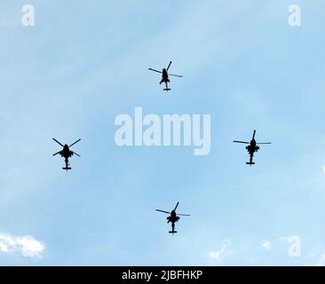 Una formazione di un Wildcat (British Army) e tre elicotteri Apache (British Army) sorvolano l'Admiralty Arch, come secondo elemento del fly-passato per celebrare il Giubileo del platino della Regina di sua Maestà il 2022 Foto Stock