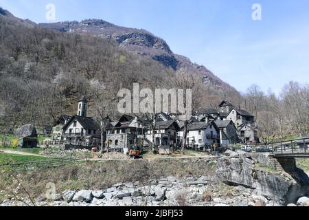 Lo storico piccolo borgo di Foroglio con vecchie case in pietra rustico nella Valle del Maggia in Ticino, Svizzera Foto Stock