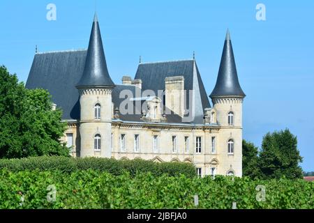 FRANCIA. NOUVELLE AQUITAINE. GIRONDE (33) MEDOC. STRADA DEL VINO. PAUILLAC, VIGNETI DI BORDELAIS, VISTA AEREA DI CHATEAU PICHON LONGUEVILLE BARON DAL Foto Stock