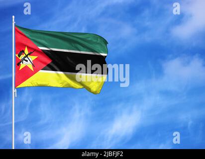 Bandiera nazionale del Mozambico su una bandiera Foto Stock