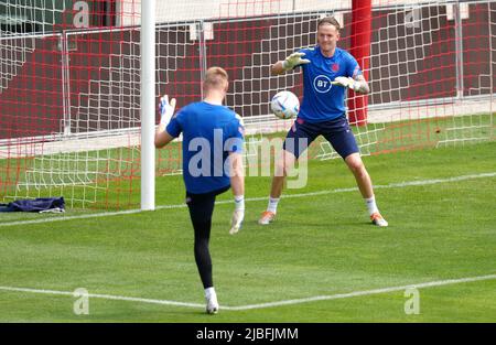 Il portiere dell'Inghilterra Jordan Pickford (a destra) e Aaron Ramsdale durante una sessione di formazione al campus FC Bayern di Monaco. Data foto: Lunedì 6 giugno 2022. Foto Stock