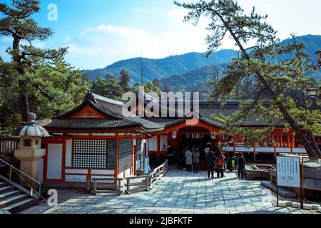 Tempio di Itsukushima e per le strade circostanti Foto Stock