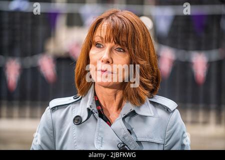 Londra UK, 6 giugno 2022. Il presentatore di Sky News Kay Burley presenta una trasmissione dal vivo a Downing Street. Sir Graham Brady, presidente della commissione ealry 1922 ha annunciato oggi il primo ministro Boris Johnson è di affrontare un voto di fiducia dopo che la soglia del 15 per cento è stata raggiunta delle lettere presentate da MPS conservatore. La votazione si svolgerà più tardi alle 6pm Credit. amer Ghazzal/Alamy Live News Foto Stock