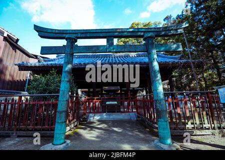 Tempio di Itsukushima e per le strade circostanti Foto Stock