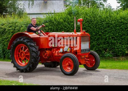 1948, rosso restaurato ALLIS CHALMERS MT 15- 18 trattore, arrivando a Worden Park Motor Village, Leyland, Regno Unito Foto Stock