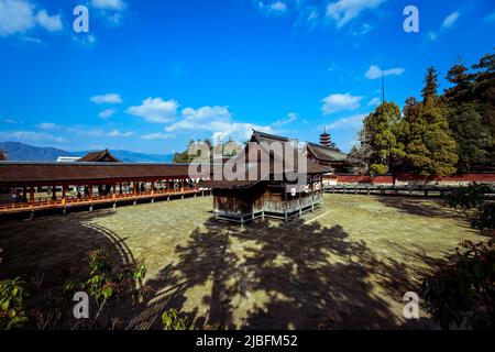Tempio di Itsukushima e per le strade circostanti Foto Stock