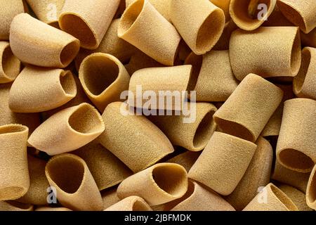Vista ravvicinata dei paccheri crudi Foto Stock