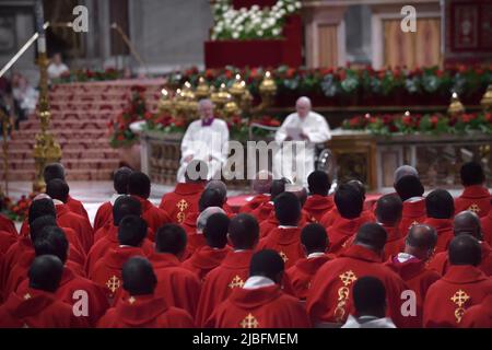 Città del Vaticano, Vatikanstadt. 05th giugno 2022. Papa Francesco, dopo aver consegnato l'omelia durante una Messa di Pentecoste all'interno della Basilica di San Pietro in Vaticano, domenica 5 giugno 2022. Credit: dpa/Alamy Live News Foto Stock