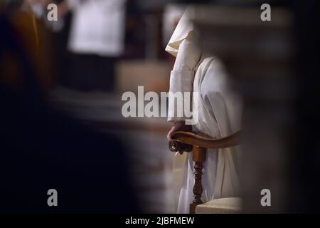 Città del Vaticano, Vatikanstadt. 05th giugno 2022. Papa Francesco, dopo aver consegnato l'omelia durante una Messa di Pentecoste all'interno della Basilica di San Pietro in Vaticano, domenica 5 giugno 2022. Credit: dpa/Alamy Live News Foto Stock