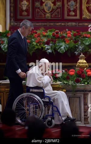 Città del Vaticano, Vatikanstadt. 05th giugno 2022. Papa Francesco, dopo aver consegnato l'omelia durante una Messa di Pentecoste all'interno della Basilica di San Pietro in Vaticano, domenica 5 giugno 2022. Credit: dpa/Alamy Live News Foto Stock