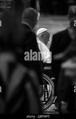 Città del Vaticano, Vatikanstadt. 05th giugno 2022. Papa Francesco, dopo aver consegnato l'omelia durante una Messa di Pentecoste all'interno della Basilica di San Pietro in Vaticano, domenica 5 giugno 2022. Credit: dpa/Alamy Live News Foto Stock