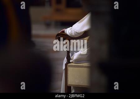 Città del Vaticano, Vatikanstadt. 05th giugno 2022. Papa Francesco, dopo aver consegnato l'omelia durante una Messa di Pentecoste all'interno della Basilica di San Pietro in Vaticano, domenica 5 giugno 2022. Credit: dpa/Alamy Live News Foto Stock