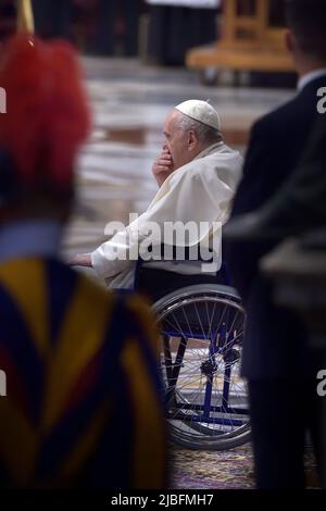 Città del Vaticano, Vatikanstadt. 05th giugno 2022. Papa Francesco, dopo aver consegnato l'omelia durante una Messa di Pentecoste all'interno della Basilica di San Pietro in Vaticano, domenica 5 giugno 2022. Credit: dpa/Alamy Live News Foto Stock