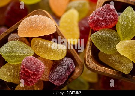 Vista ravvicinata dall'alto di dolci alla gelatina di frutta italiana essiccati assortiti Foto Stock