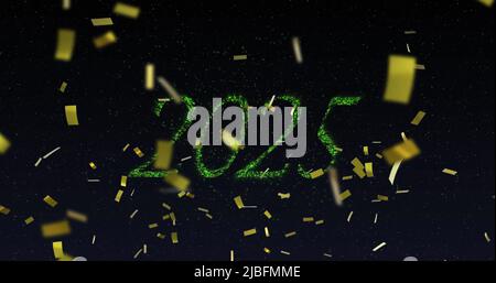 Immagine del testo del 2025 in verde con fuochi d'artificio verdi del nuovo anno e confetti d'oro nel cielo notturno Foto Stock