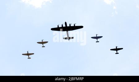 A Lancaster, volando in formazione con due Spitfun e due uragani della Battaglia di Gran Bretagna Memorial Flight, i 6th elementi del fly-passato per celebrare sua Maestà il Giubileo del platino della Regina 2022 Foto Stock