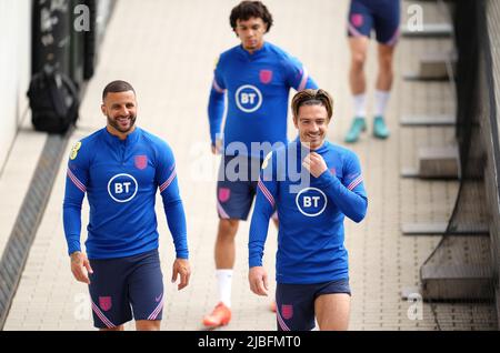 Kyle Walker (a sinistra), Trent Alexander-Arnold e Jack Grealish (a destra) durante una sessione di allenamento al campus FC Bayern di Monaco. Data foto: Lunedì 6 giugno 2022. Foto Stock