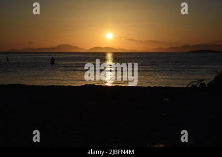 Tramonto sulla spiaggia di Kavouri in Grecia vicino alla città di Atene durante l'ora d'oro Foto Stock