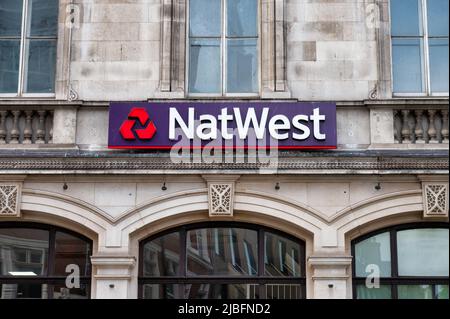 Londra, Regno Unito - 5 maggio 2022: Il cartello per NatWest Bank a Londra Foto Stock