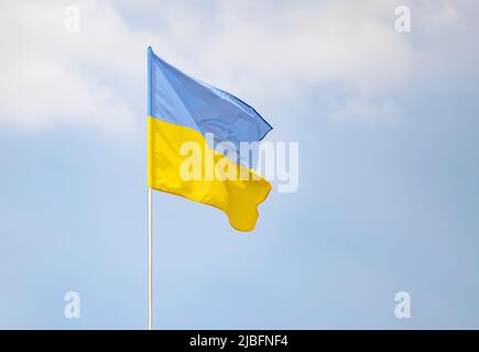 Bandiera nazionale dell'Ucraina indipendente che sventola nel vento. Festa dell'indipendenza in Ucraina. Foto Stock