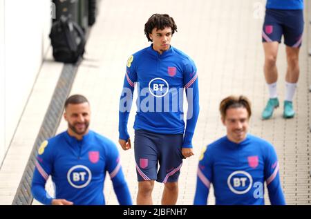 Kyle Walker (a sinistra), Trent Alexander-Arnold e Jack Grealish (a destra) durante una sessione di allenamento al campus FC Bayern di Monaco. Data foto: Lunedì 6 giugno 2022. Foto Stock