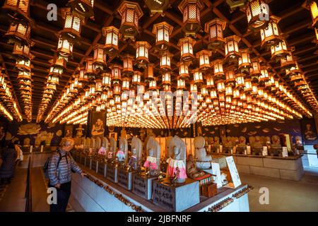 Tempio di Itsukushima e per le strade circostanti Foto Stock