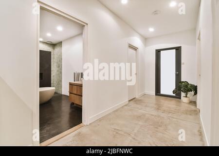 Vista posteriore di una medica femminile anonima con foglio di carta Sul retro con l'iscrizione di eroe in piedi in clinica durante COVID 19 epidemia Foto Stock