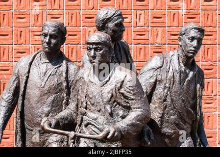 Den Helder, Olanda, maggio 2022. La statua dei lavoratori sulla loro strada per il cantiere. Foto di alta qualità Foto Stock