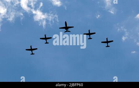 Un Fenom affiancato da quattro velivoli Texan volano in formazione, come i 7th elementi del fly-passato per celebrare sua Maestà il Giubileo del platino della Regina 2022 Foto Stock