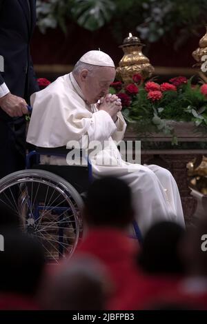 Città del Vaticano, Vaticano. 05 giugno 2022. Papa Francesco partecipa alla Messa di Pentecoste nella Basilica di San Pietro. Credit: Maria Grazia Picciarella/Alamy Live News Foto Stock