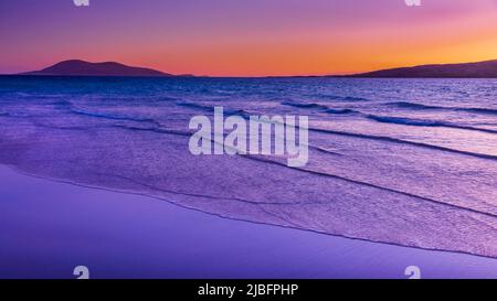 Tramonto sulle sabbie di Luskenthire sull'isola di Harris nelle Ebridi esterne, Scozia, Regno Unito Foto Stock