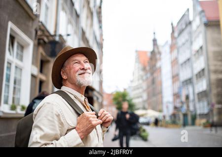 Tour turistico senior all'aperto nella città storica. Foto Stock