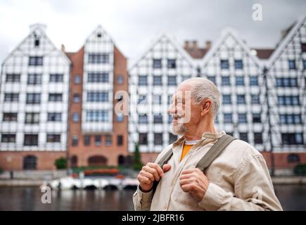 Tour turistico senior all'aperto nella città storica. Foto Stock