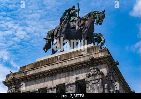 Deutsches Eck (angolo tedesco) alla confluenza dei fiumi Reno e Mosella a Coblenza con statua equestre di Kaiser Guglielmo il Grande. Foto Stock