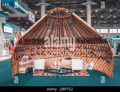 Kazan, Russia. Maggio 19, 2022. Yurt kazako tradizionale in sezione. Esposizione alla mostra. Elementi decorativi kazaki nazionali nel yurt. Foto Stock