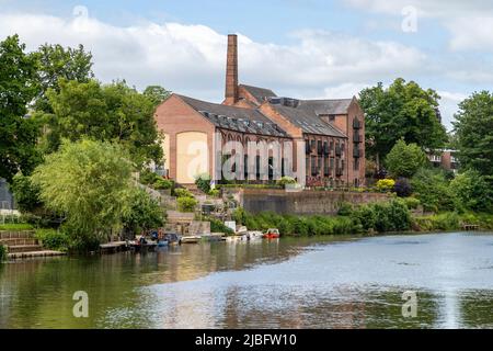 Classic Victorian Mill convertito in appartamenti di lusso sul fiume Severn e all'angolo di Kingsland Road & Longden Coleham, Shrewsbury, Shropshir Foto Stock