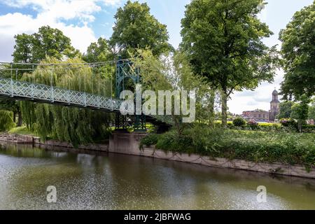 Ponte pedonale Porthill sul fiume Servern vicino al Boathouse Bar and Grill, Shrewsbury, Shropshire, Inghilterra, Regno Unito. Foto Stock