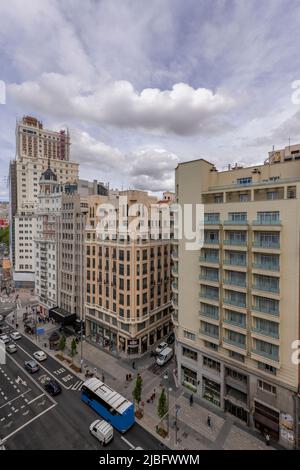 Facciate di edifici residenziali e uffici sulla Gran Vía di Madrid Foto Stock