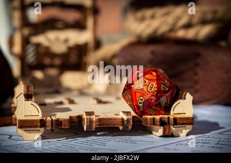 Un gioco di ruolo a 20 lati rosso muore su un vassoio della torre dice Foto Stock